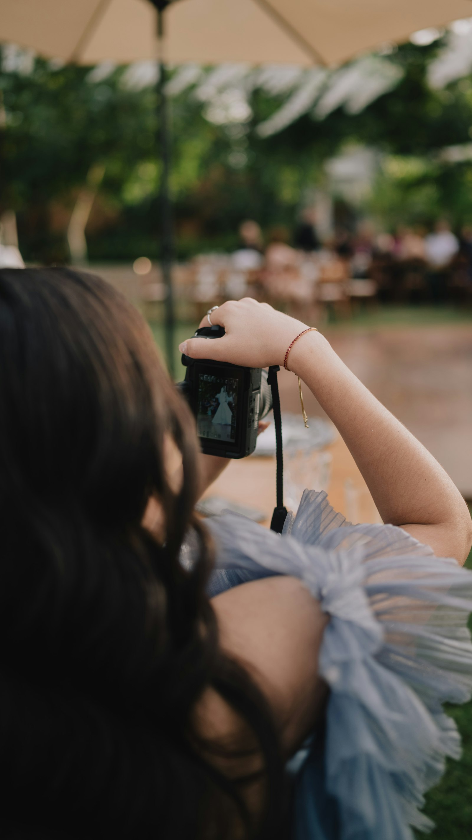 Fotografka robiąca zdjęcie pannie młodej